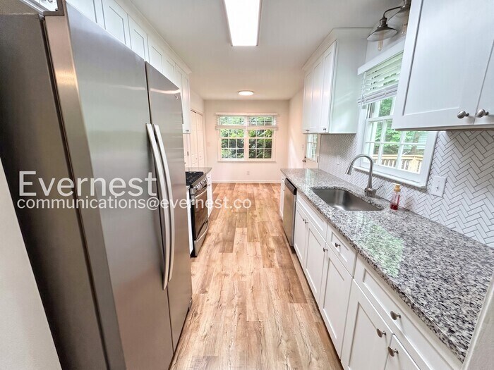 Building Photo - 323 N Briar Ridge