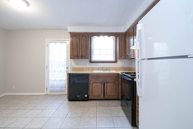 Building Photo - 814-B Golfview Pl