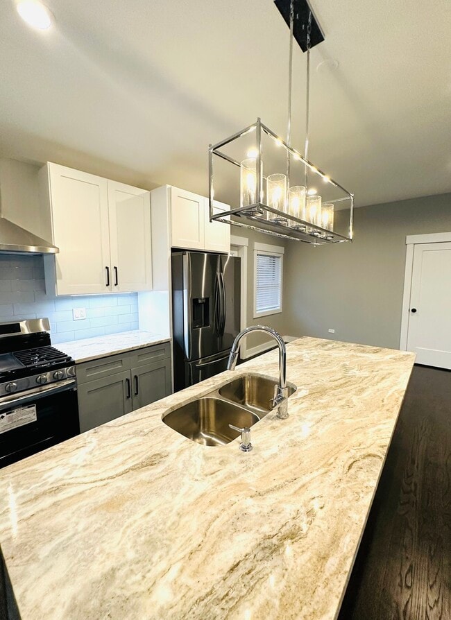 Building Photo - 3830 W Touhy Ave