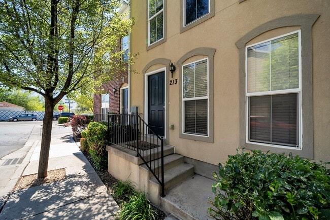 Building Photo - Awesome Townhome in Iverness Square in Murray