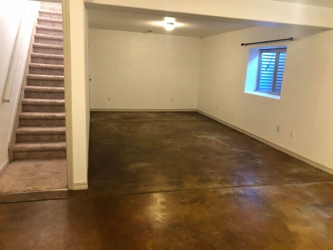 Building Photo - Nice Four Bedroom, Three bath home with Main Level Primary Bedroom, Newly Renovated