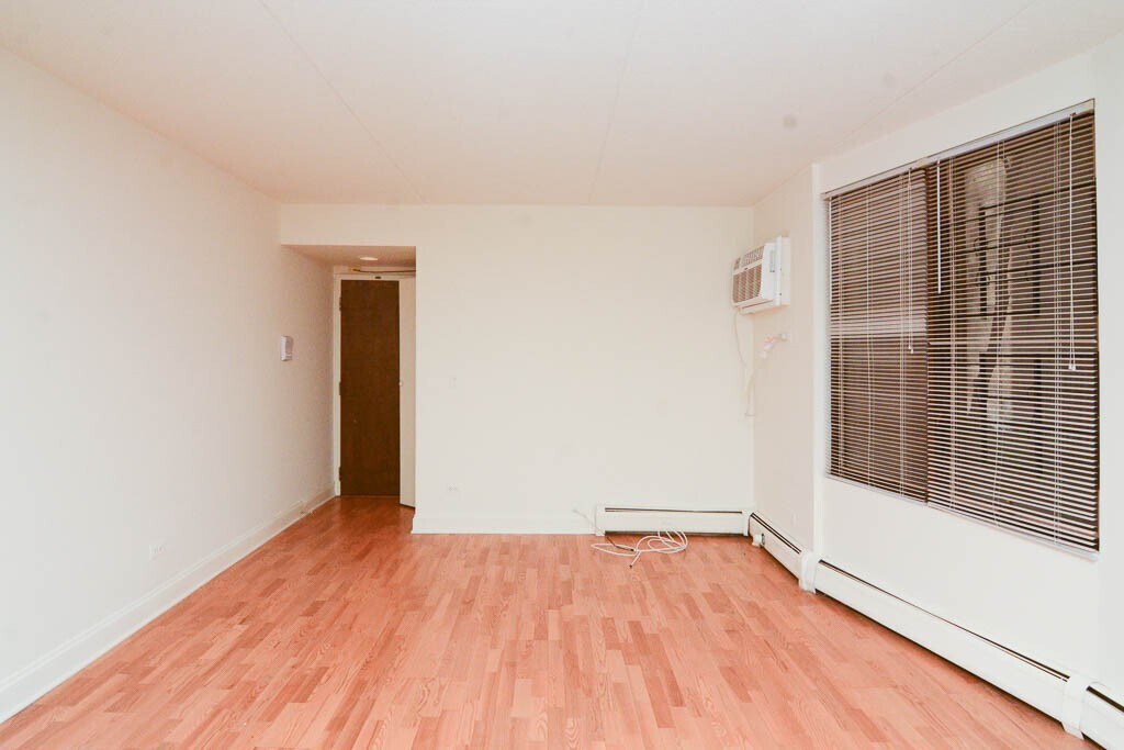 Building Photo - 622 W Wellington Ave