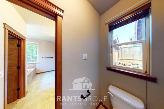 Building Photo - Beautiful Home in Hawks Prairie