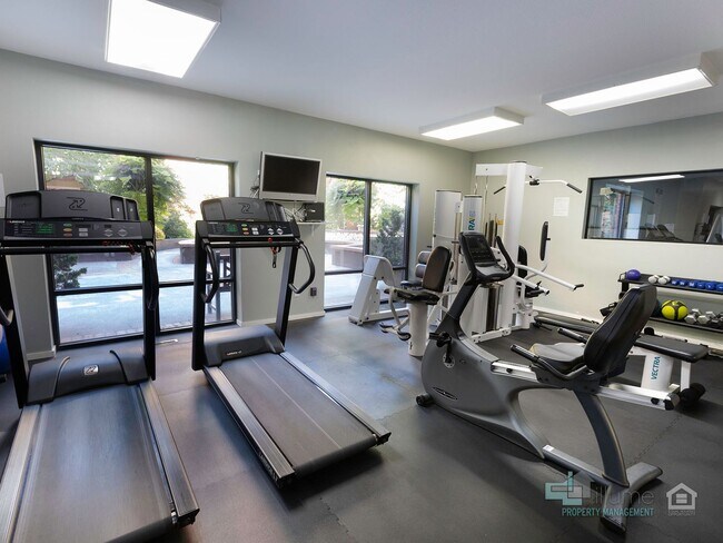 Building Photo - University Park 2 Bd/1 Bth With Fitness Ce...