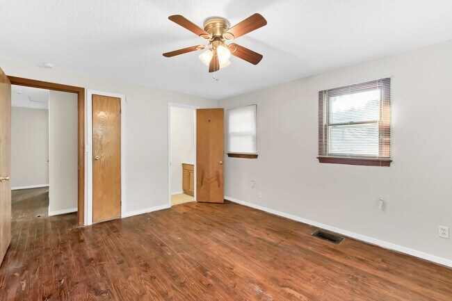 Building Photo - Spacious 3 Bedroom Ready to be rented. Section 8 Welcome