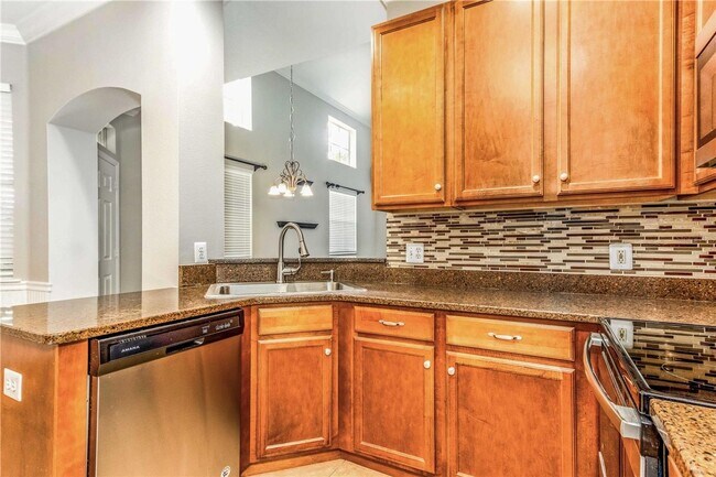 Building Photo - Gated Community Townhome 3br/2.5ba/2 Car G...