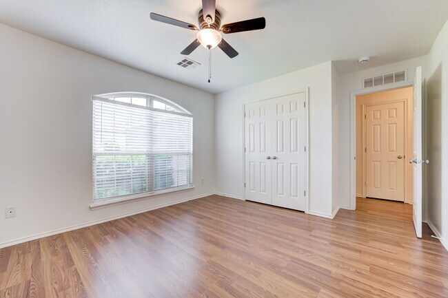 Building Photo - 2813 Edgemere Dr