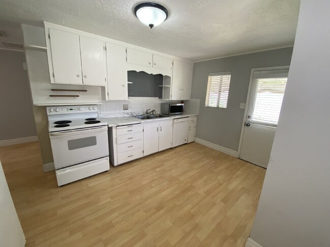 Building Photo - 2-Bed, 2-Bath Townhome in Saint George