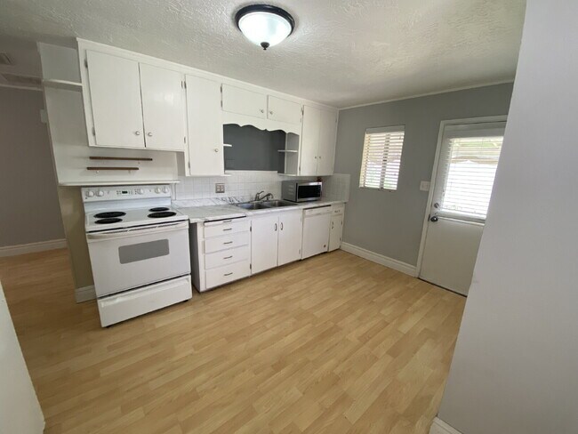 Building Photo - "Spacious 2-Bed, 2-Bath Townhome in Saint George"