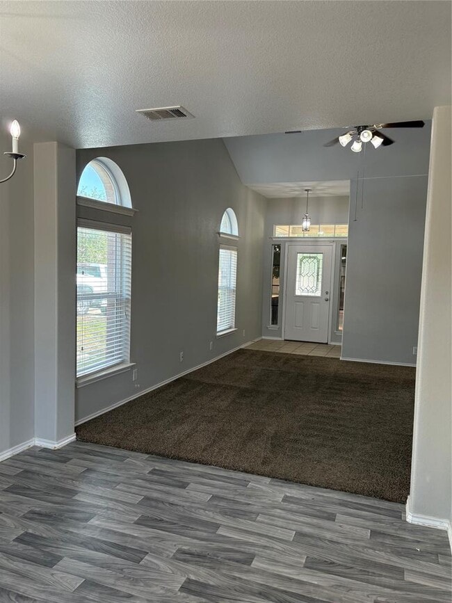 Building Photo - 303 Grutsch Dr