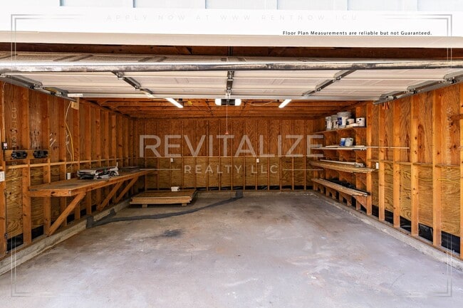 Building Photo - Gorgeous Spring Hill Home!