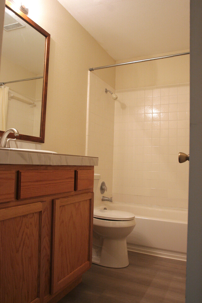 Guest bathroom, tub - 327 Briarwood Dr