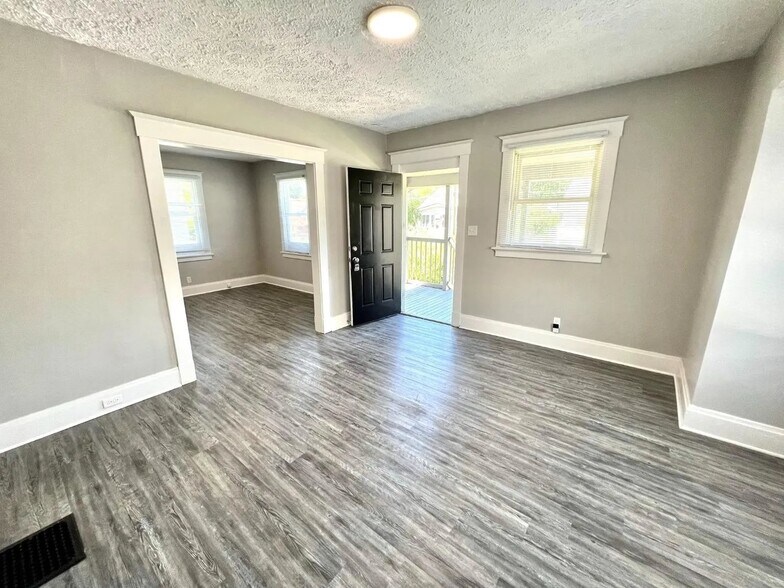 Building Photo - 1823 Sundale Ave