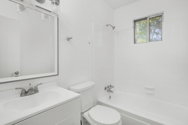 Building Photo - 2622 Thornhill Rd NW