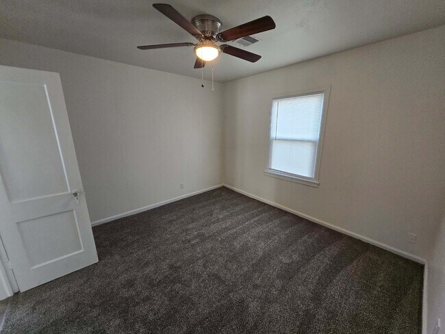 Building Photo - 906 N Pershing St