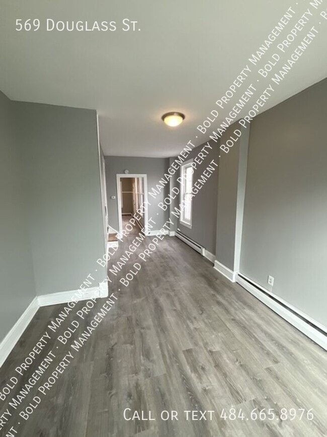 Building Photo - 569 Douglass St
