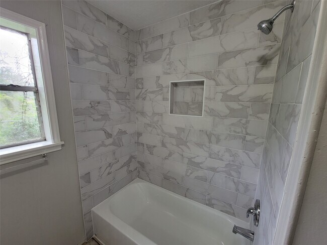 Building Photo - 2205 Velma St