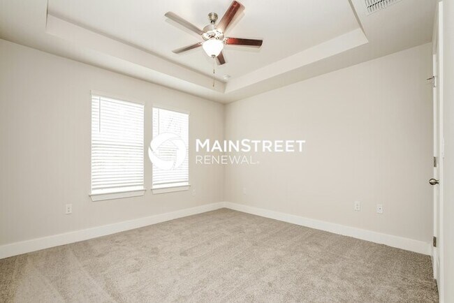 Building Photo - 4 Bedroom Pet-Friendly Home in Deland, FL with Main Street Renewal