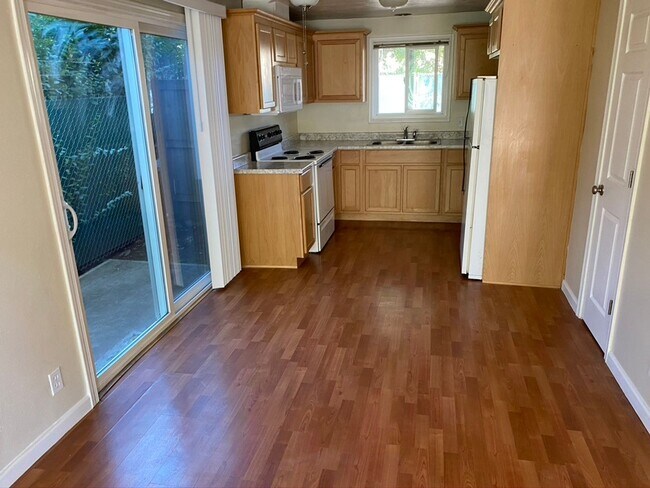 Building Photo - Downtown 2 bedroom ground floor apartment