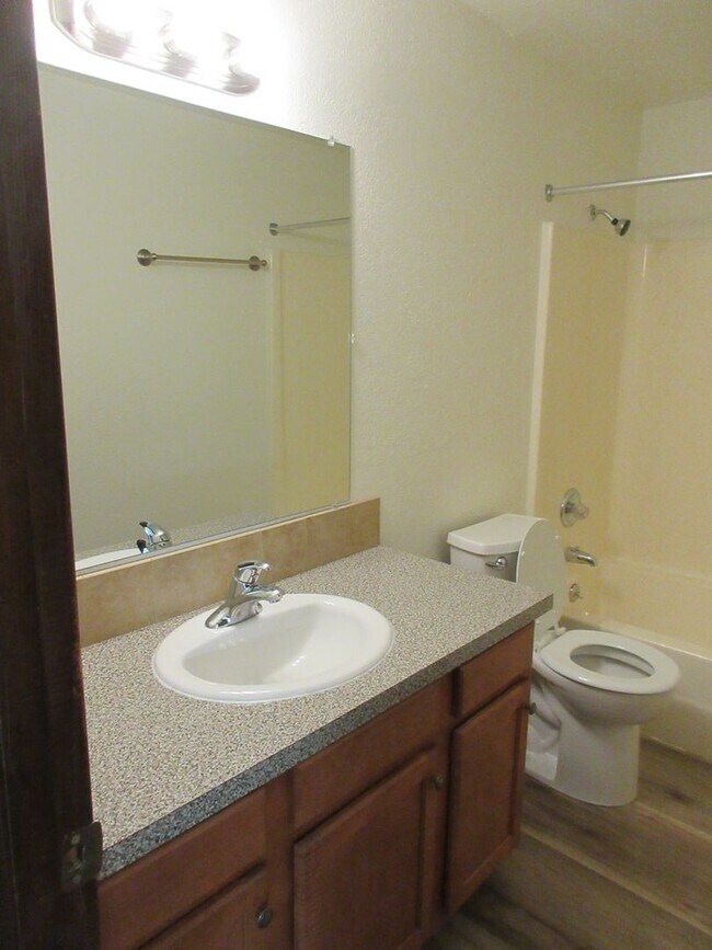 Building Photo - Spacious Two Bedroom Duplex