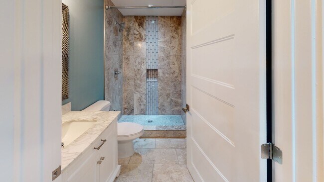 Building Photo - 5BR/3BA Unit in Fort Sanders Duplex | Walk...