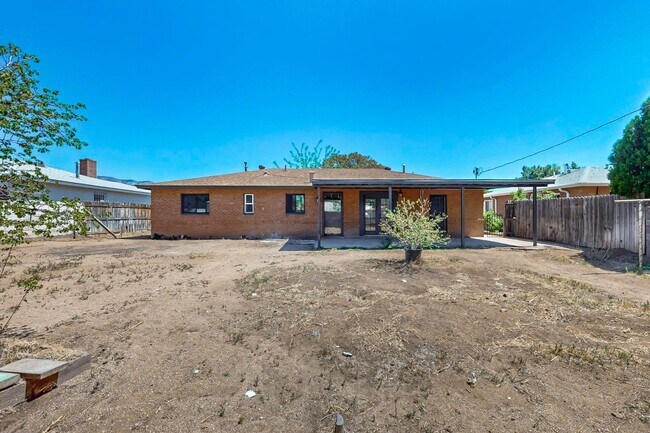 Building Photo - 2227 Inez Dr NE