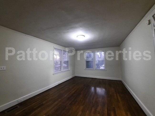 Building Photo - 711 S Holly St