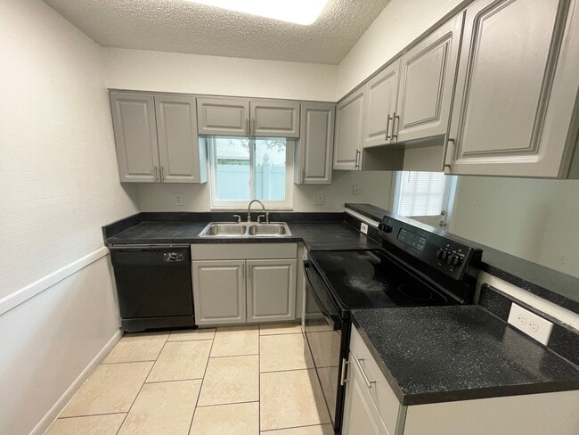 Building Photo - 2 Bed, 1.5 Bath Townhouse- The Reserve Floorplan