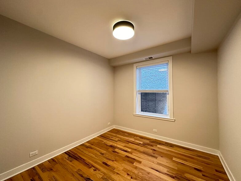 Building Photo - 643 W Wrightwood Ave