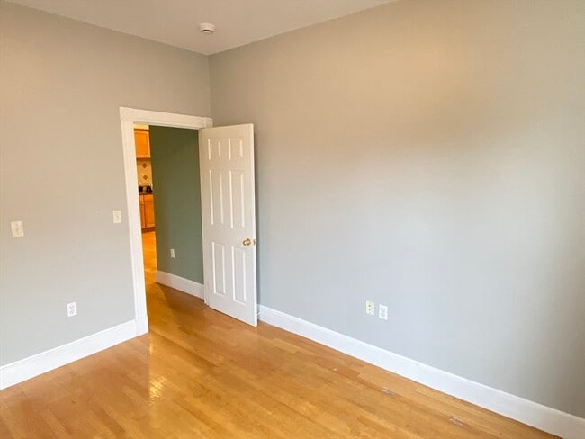 Building Photo - 99 Fellsway W