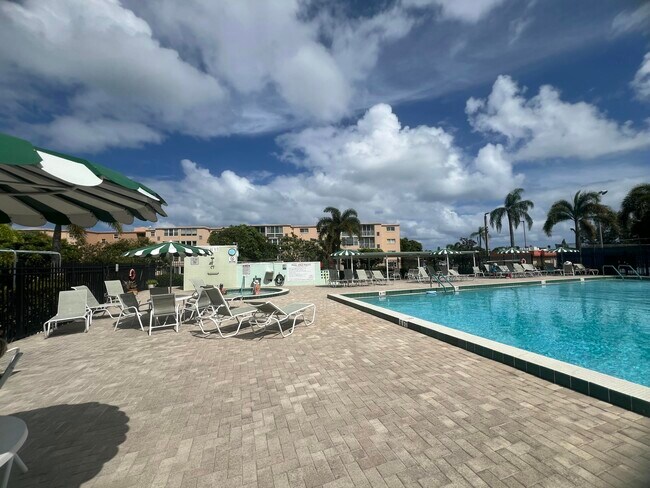 Building Photo - 2615 NE 3rd Ct