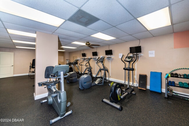 Building Photo - 925 N Halifax Ave