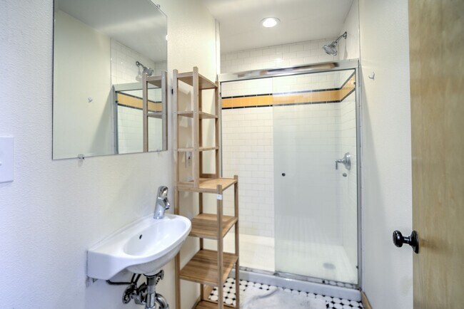 Building Photo - 2225 Blake St