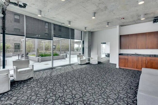 Building Photo - 611 S Wells St