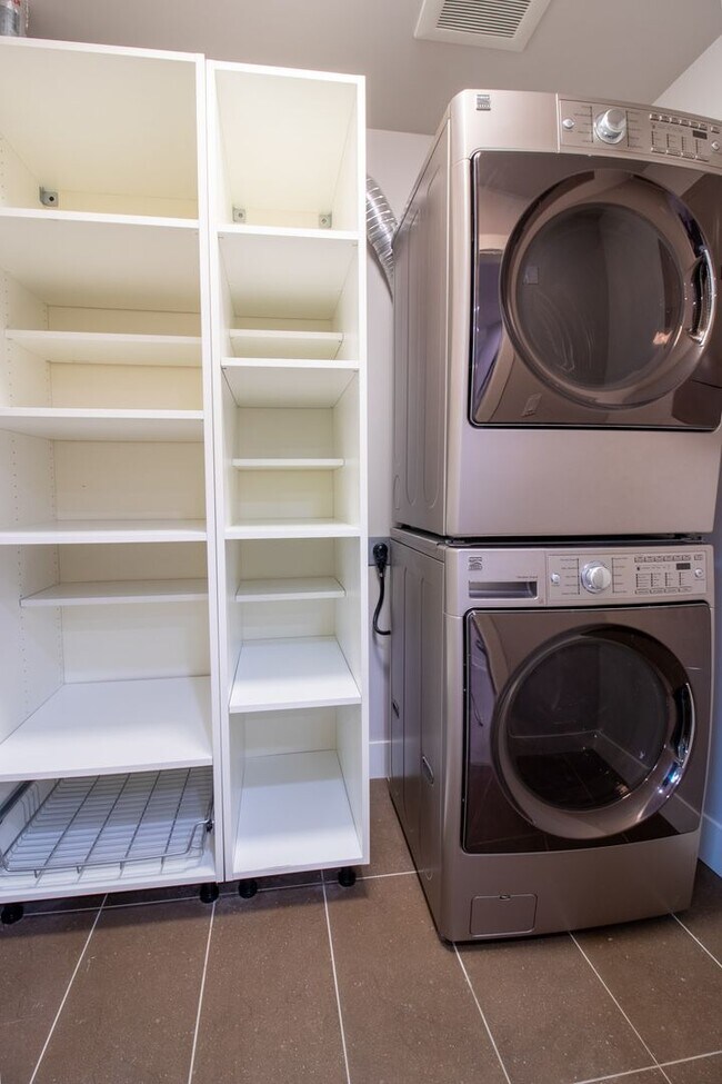 Building Photo - 2Bd/2Ba Mercer Island Condo