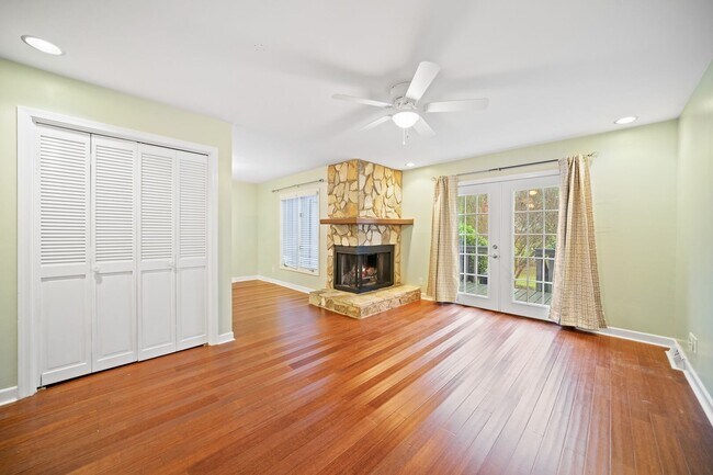 Building Photo - 3 Bedroom, 2.5 Bath Condo on the Pebble Creek Golf Course