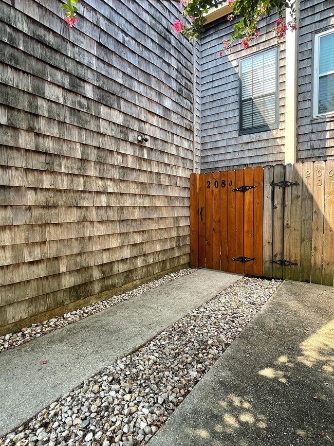 Building Photo - 2 bedroom, 2 bathroom, covered parking, Fireplace, Pool