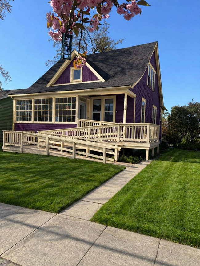 Building Photo - Pre-leasing Today, 5 Bedroom Home in the York Neighborhood