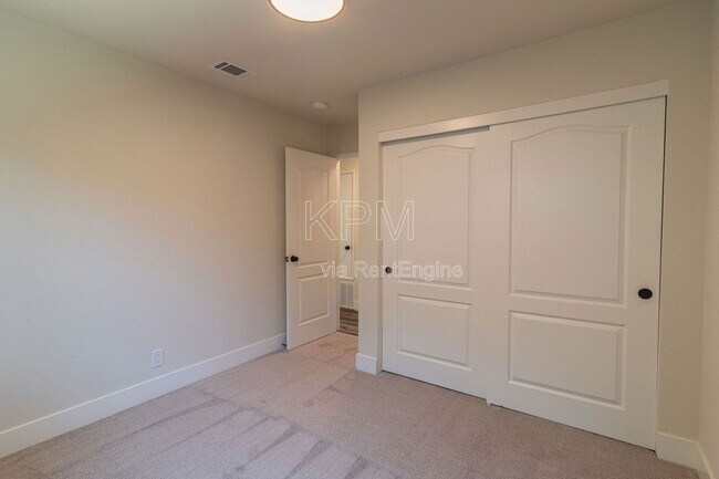 Building Photo - 8720 Fox Creek Dr