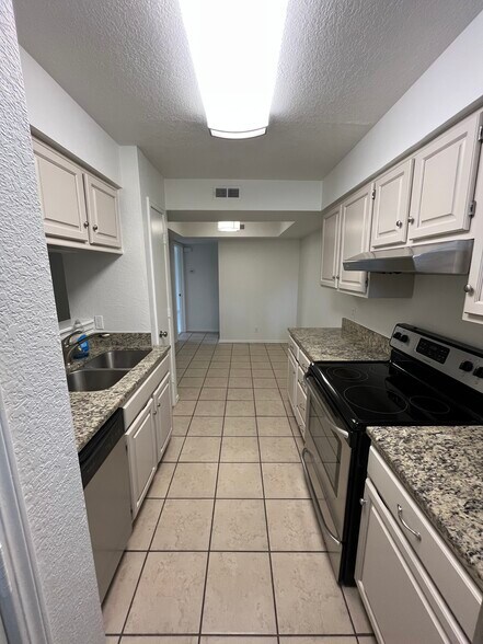 Building Photo - 9107 S Urbana Ave