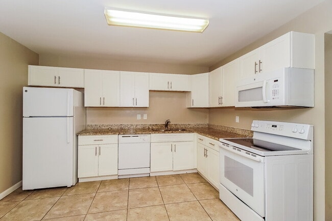 Building Photo - 421 Whispering Pines Dr