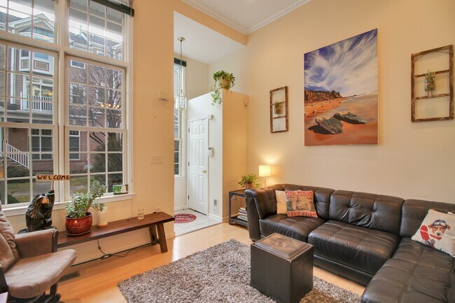 Building Photo - 360 Oswego Ct