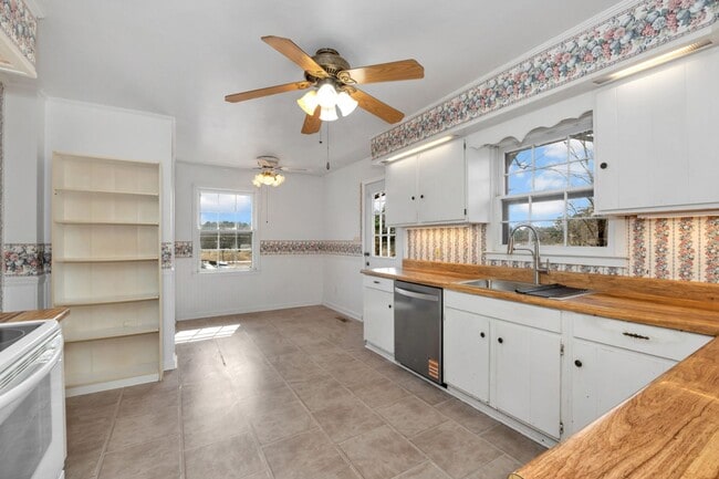 Building Photo - Spacious & Charming in Scottsboro!