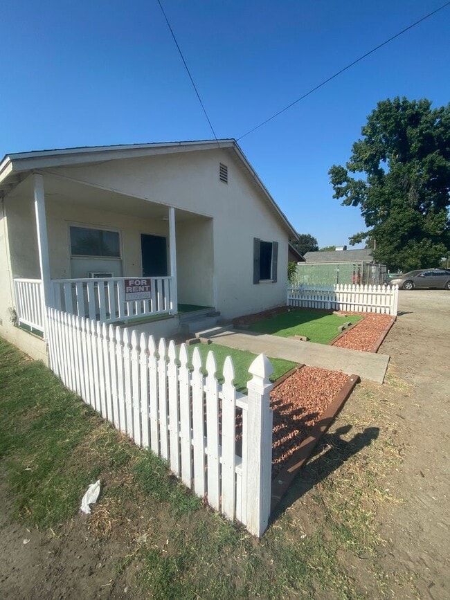 Building Photo - 2 bedroom large yard ready to move in!
