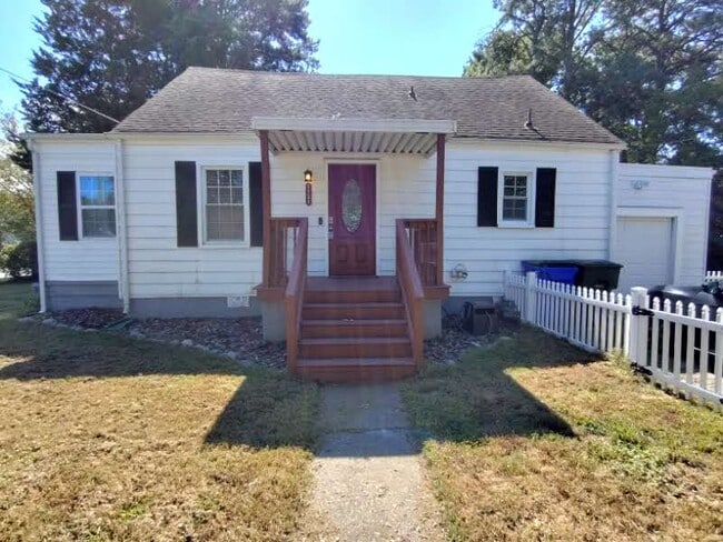 Building Photo - 1121 Elk Ave