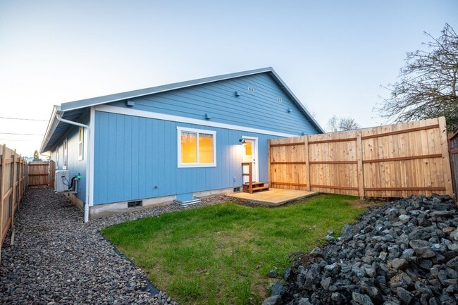 Building Photo - Brand new 3 bedroom 2 bath Sutherlin duplex