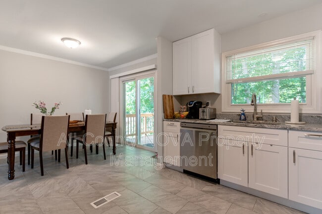 Building Photo - 12112 Amblewood Dr