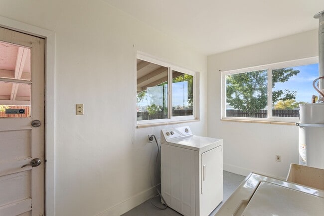 Building Photo - 12811283