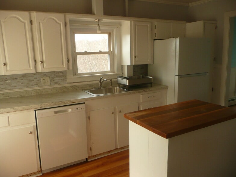 Building Photo - 76 Main St