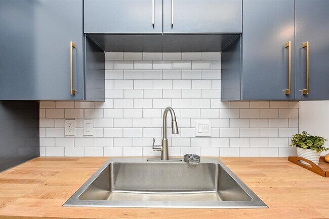 Building Photo - 357 N Post Oak Ln